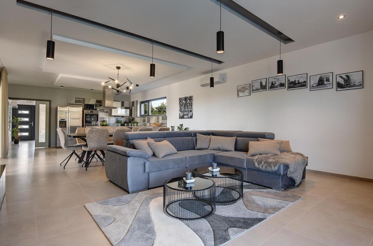 Villa Ula In Pula With Heated Pool And Sauna Dış mekan fotoğraf
